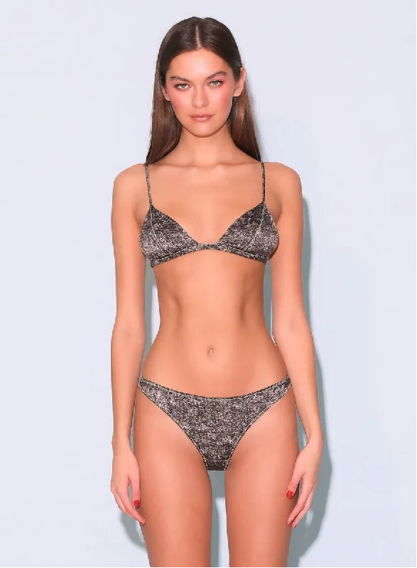 Back - closure bras with traditional hook - and - eye fastenings​ Luxe Thong