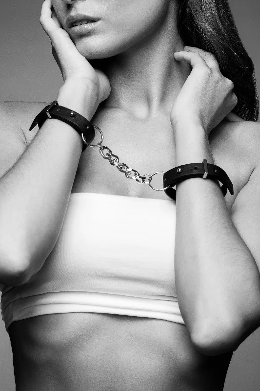 Bra with a racerback design for better mobility​ Maze Black Thin Cuffs