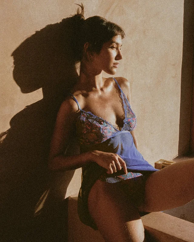 Bra with a textured fabric for added visual interest​ Camisón